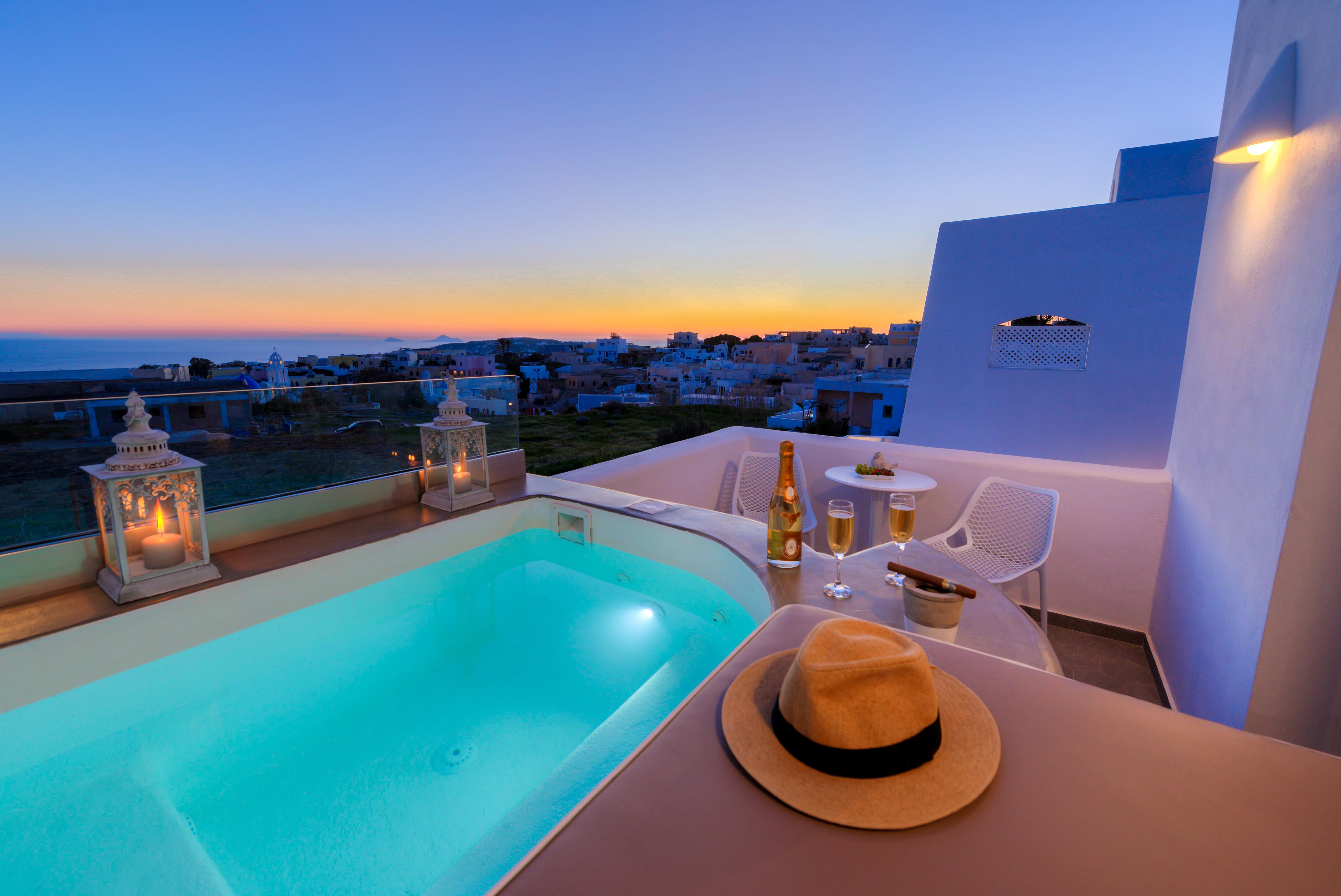 White Harmony Suites メガロホリ エクステリア 写真