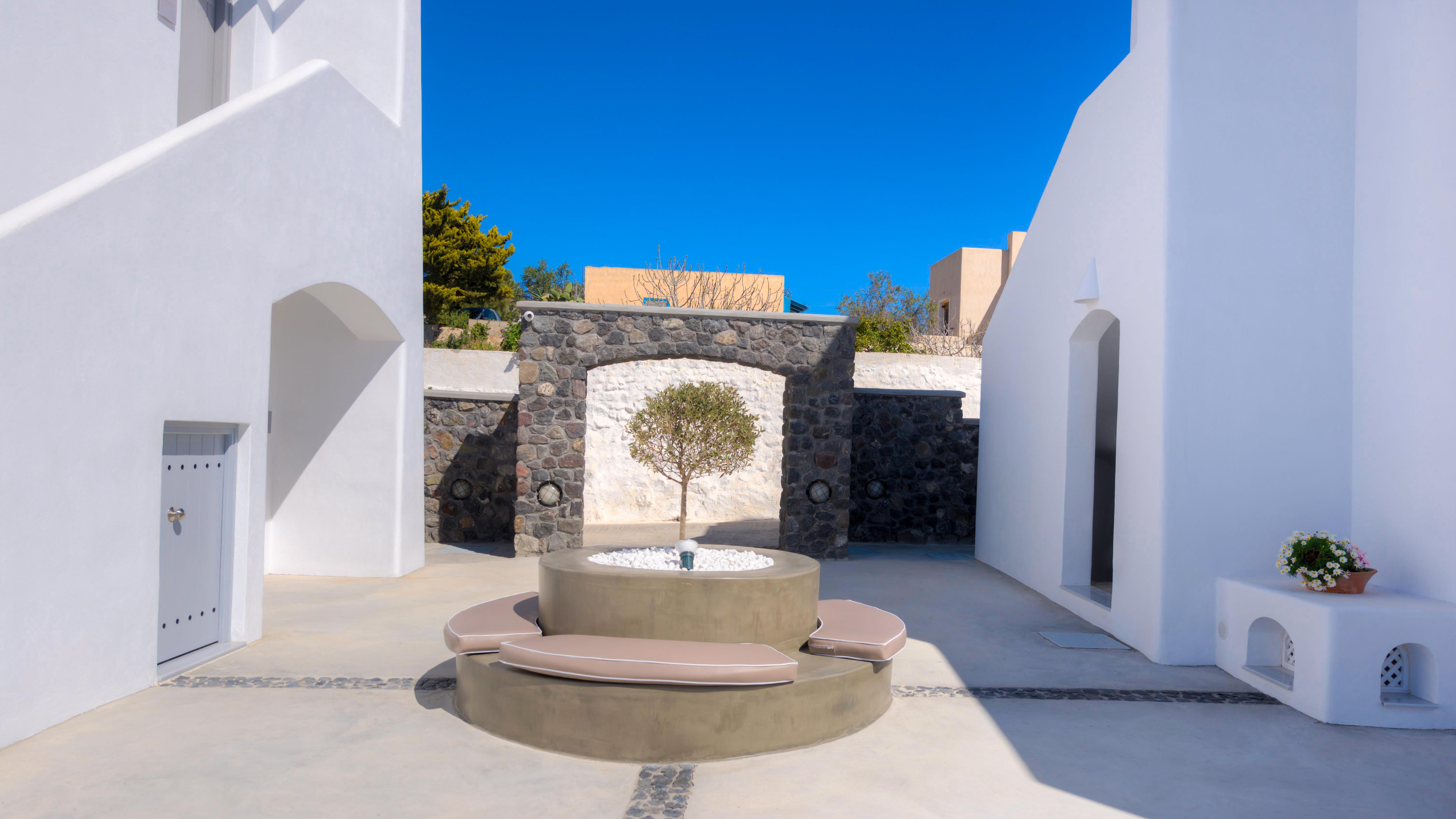 White Harmony Suites メガロホリ エクステリア 写真