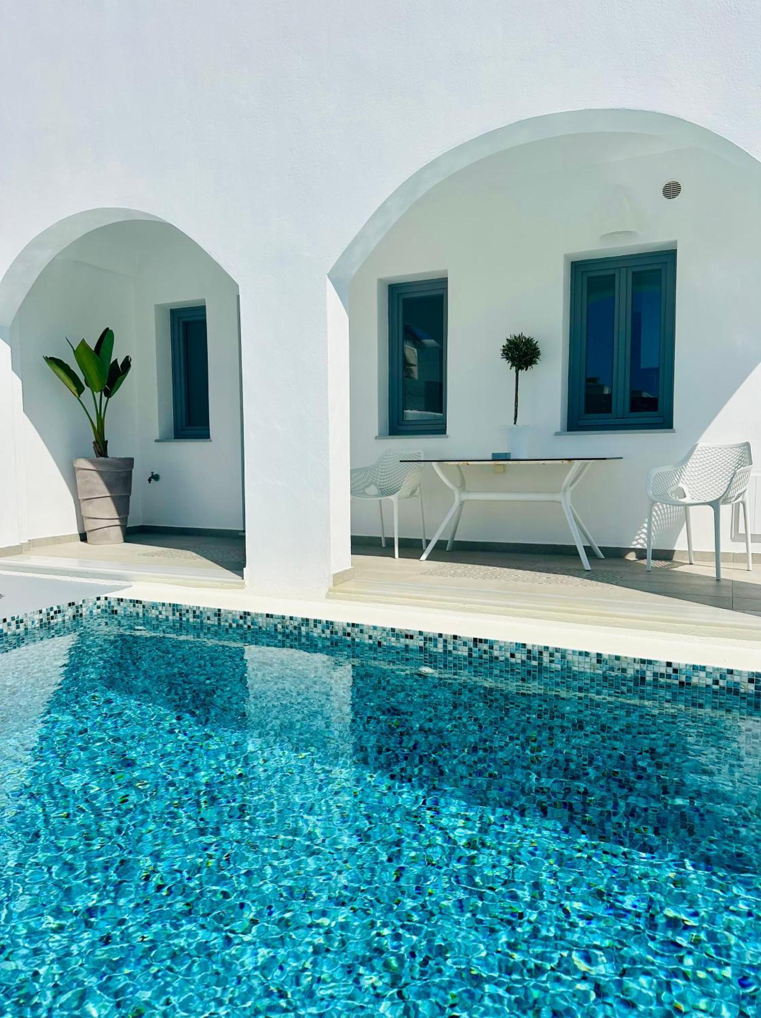White Harmony Suites メガロホリ エクステリア 写真