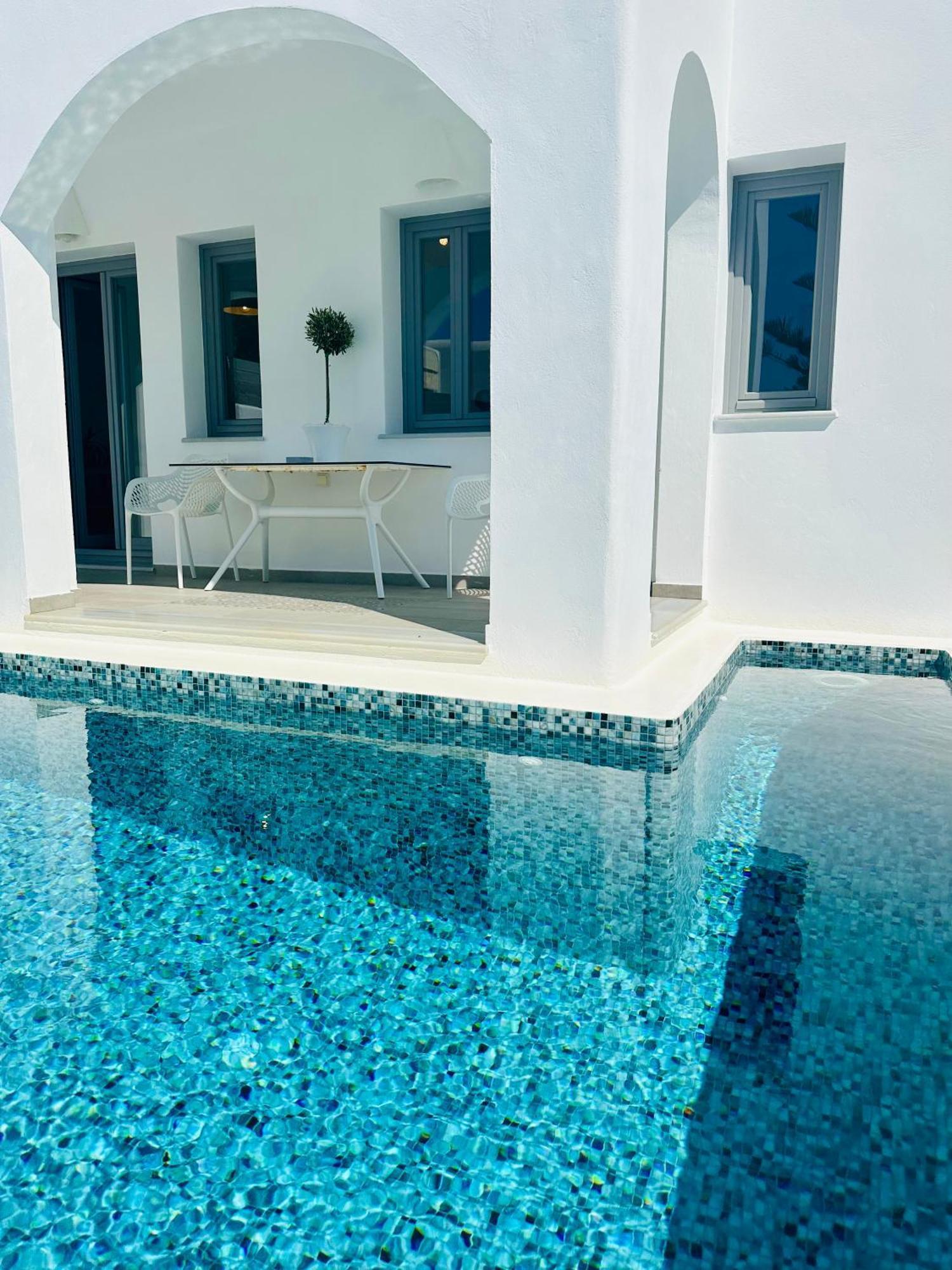 White Harmony Suites メガロホリ エクステリア 写真