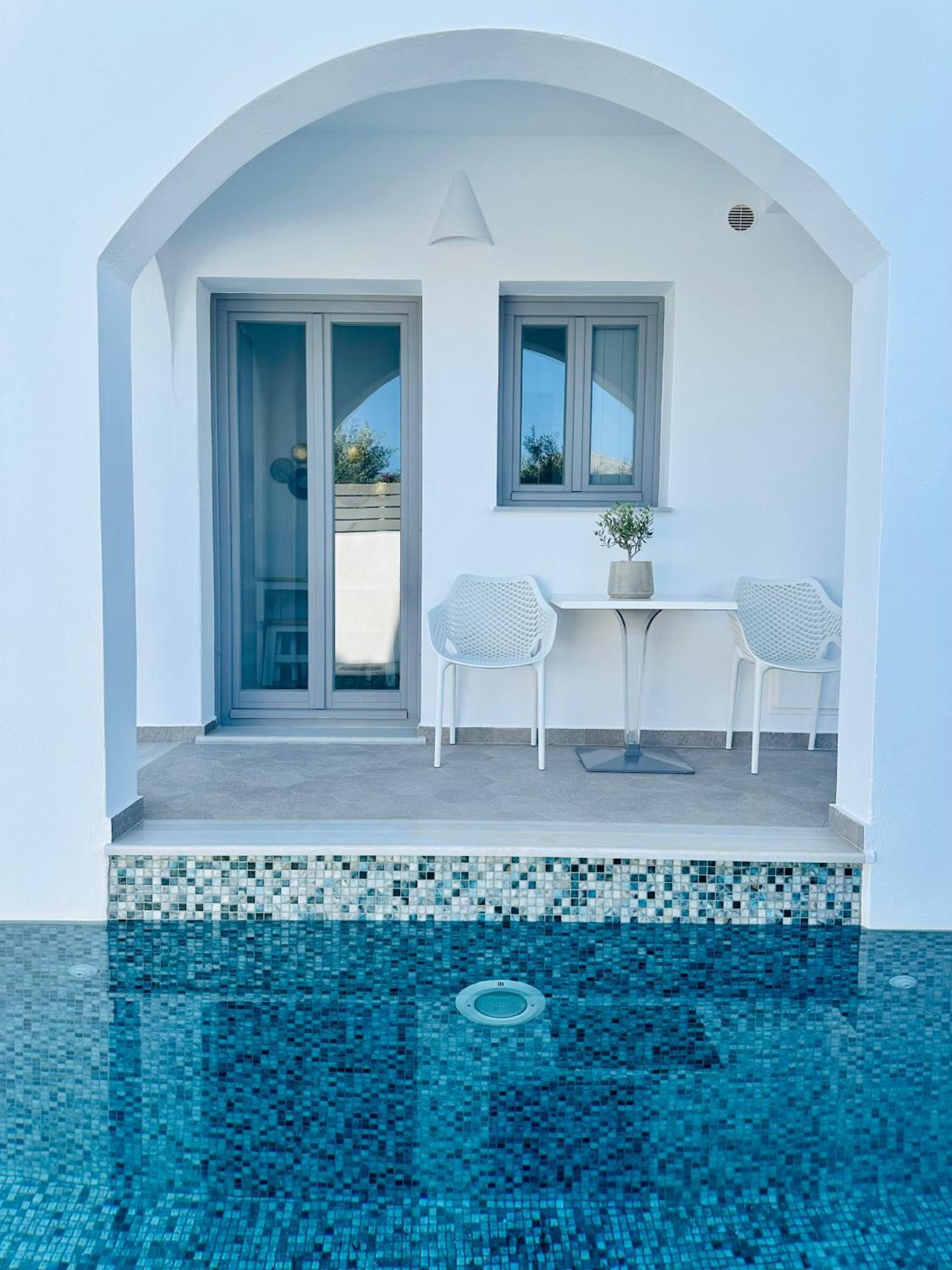 White Harmony Suites メガロホリ エクステリア 写真