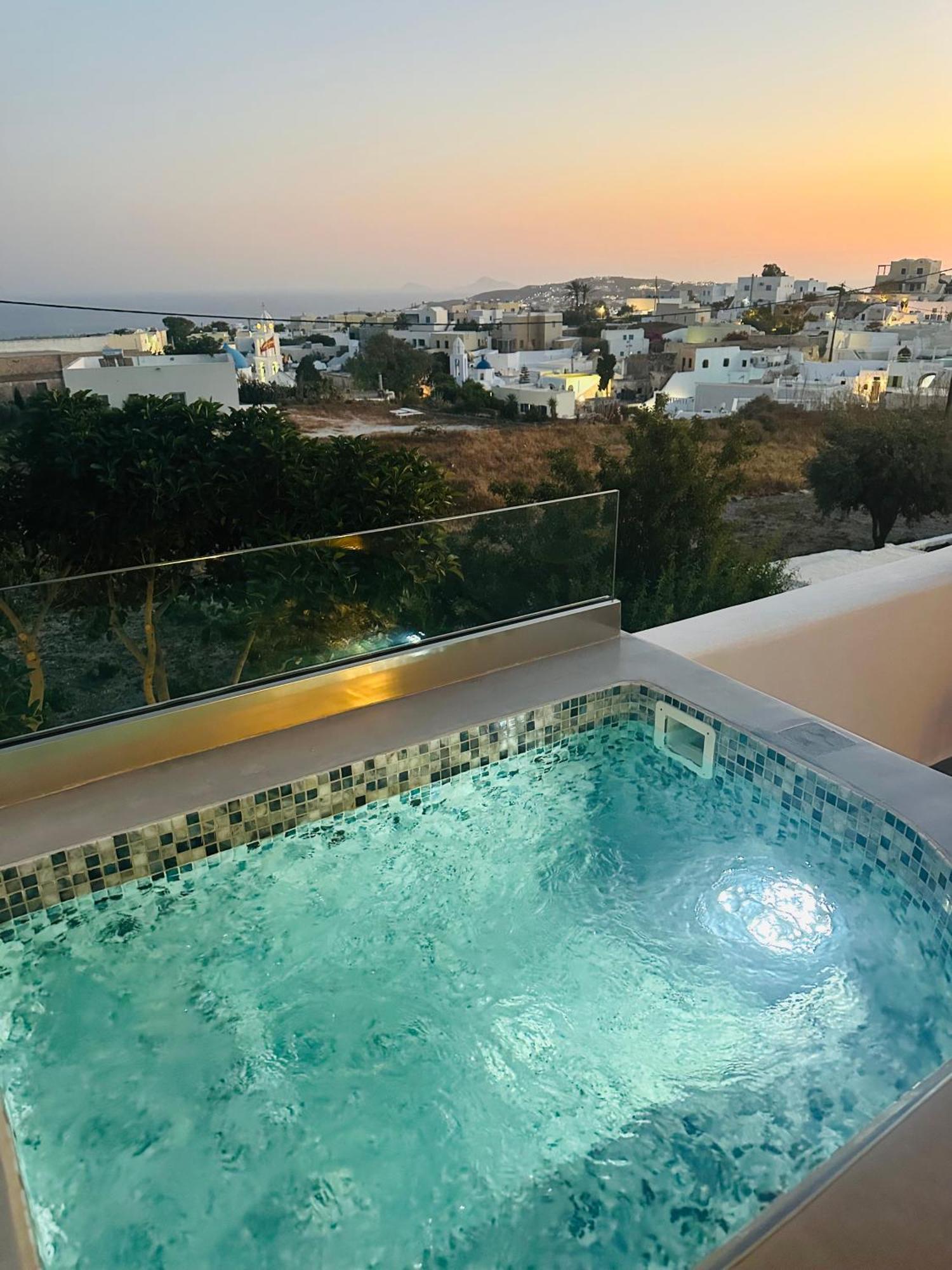 White Harmony Suites メガロホリ エクステリア 写真